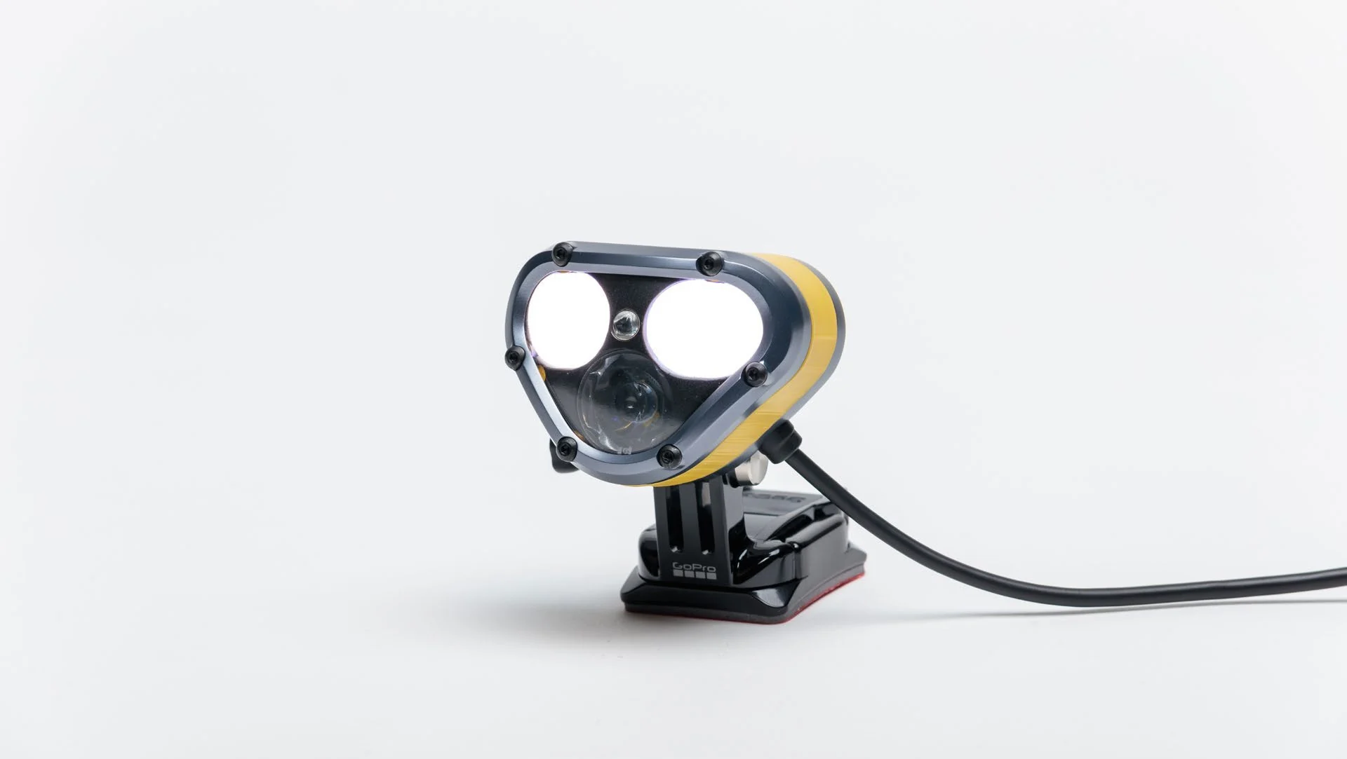 Prototipo de Carbi ensamblado y con sus dos luces encendidas