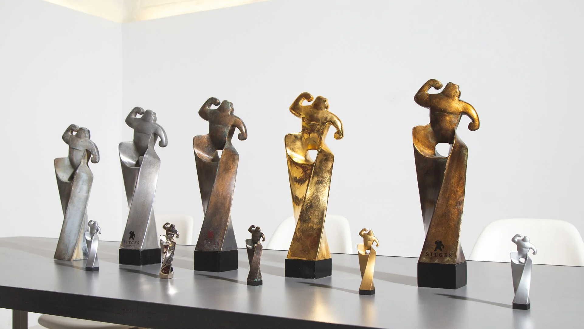 Secuencia de prototipos y acabados del trofeo de Sitges en distintos tamaños y materiales