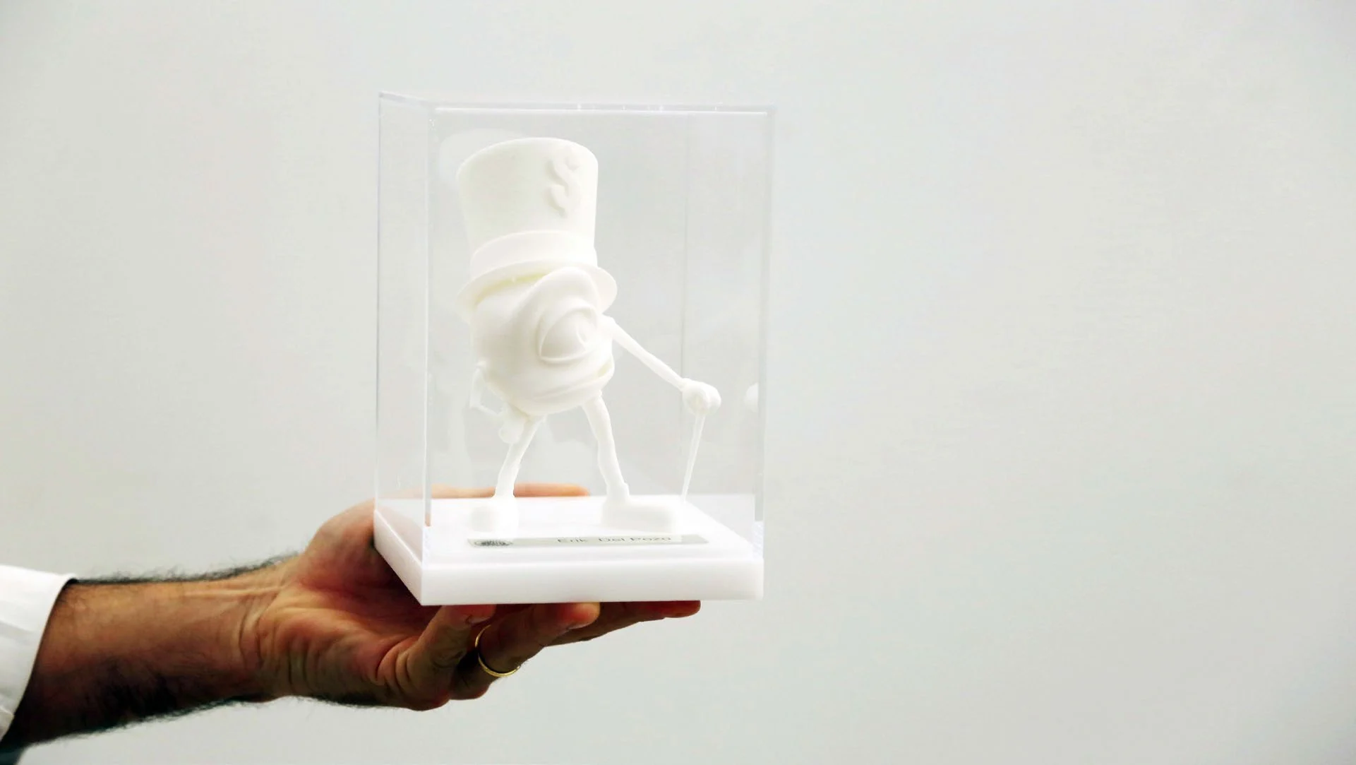 Trofeo Zitro impreso mediante SLS, en una urna transparente