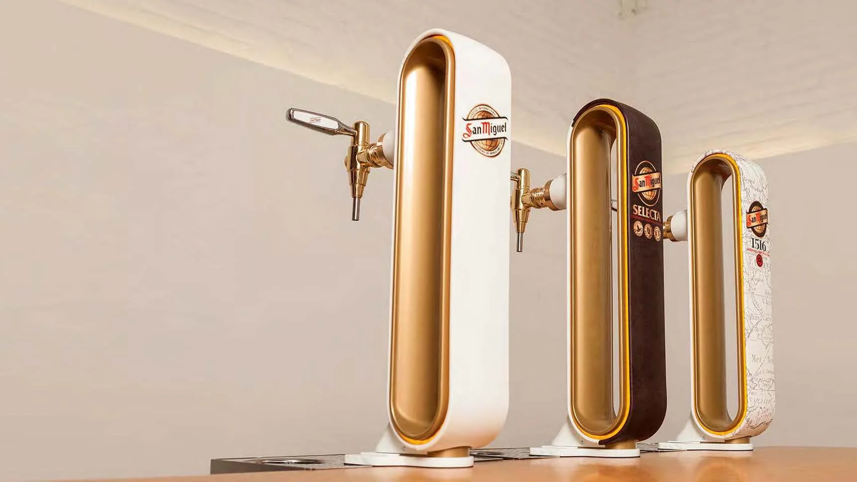 Columnas de cerveza San Miguel Especial diseñadas por Innou