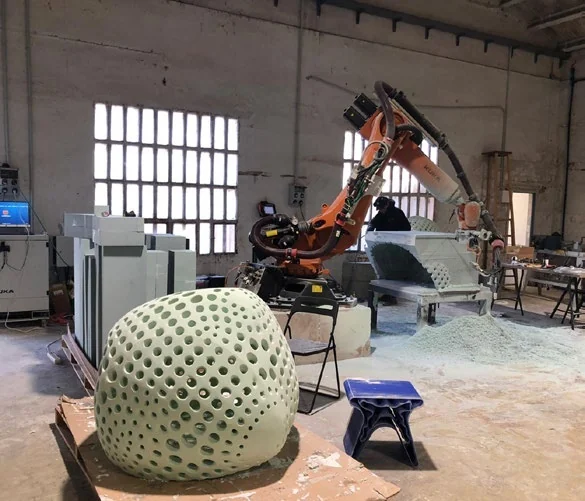 Construcción de una esfera perforada de gran formato en el taller para la instalación SEAT